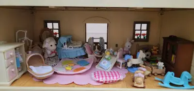 买了一些家具装饰的配件，都是一些老物件，感觉很适合这个别墅的搭配就放在场景里了。已经是停产好久的，终于在app上买到。