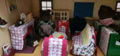 这个是很老的一款玩偶，还能保持这个品相已经非常欣慰，搭配在这个复古的场景里特别好看。感觉是绝配，不错的购物体验。