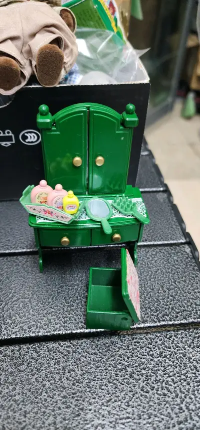 一款很老的森贝儿家具，感叹之前的设计都是质感很好的，虽然是塑料的但是比现在的版本感觉更像木头的家具的感觉。不错的购物体验。