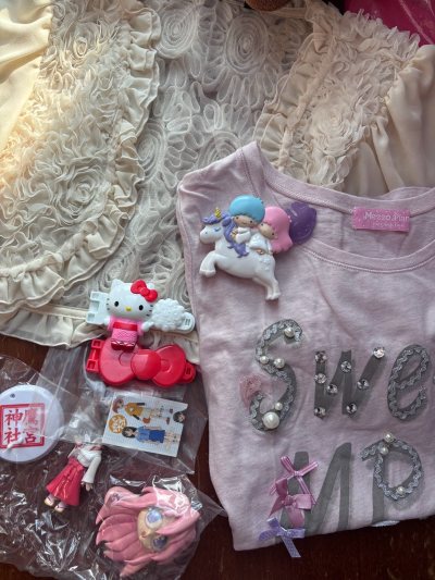 这次是一堆特别美萌的便宜小物，为了不收税单独在一次海运了一次，依旧箱子很牢固干净，东西完好，提交凭证后没有收税快速到达～快递单也直接生成很安心