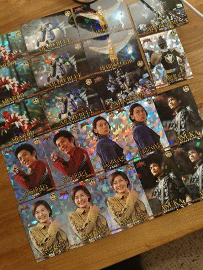 心心念念的特摄闪卡终于集齐了，闪闪的超级好看！挖煤姬的砍价功能也非常好用，改价后自动购买速度很快，推荐使用