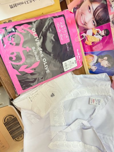 这次是真的要夸夸ems的神速啦，19号发，25就收到了，今天醒来发现已在快递柜简直不可思议。可能东西很少也没到税额所以直接过关了?
被安利才知道水手服冬服有专门的绀色内搭，可以防止抬手跑跳等动作漏出，切到一件超级好价全新，材质很柔软贴身穿很合适！
还有一件可爱割烹围...