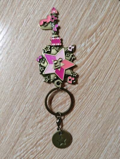 这箱是刚从挖煤姬到的小体型航空包裹！关注这款BangDream钥匙扣已经小半年了，每次看到官图都被那精致的金属质感吸引。这次趁着优惠终于入手，实物拿到手真的惊喜，钥匙扣的镀层均匀光亮，刻画得生动细腻，完全超出了我的期待！这箱走的是小体型航空，虽然邮费会贵一点，但...