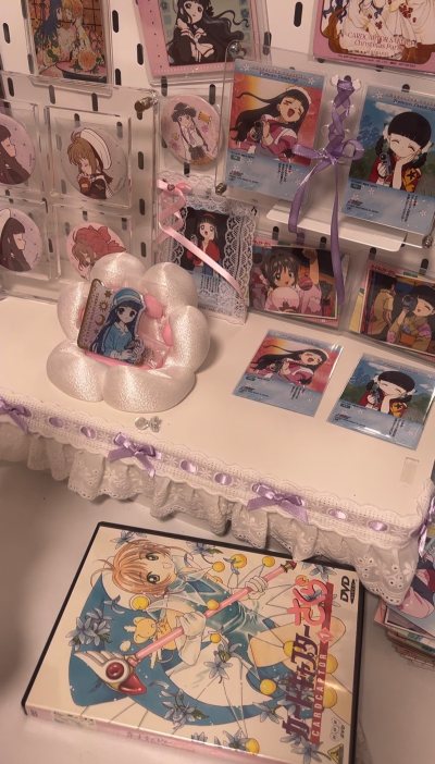 在挖煤姬代切魔卡少女樱DVD第1卷的初回特典版，体验真的省心又满足。筛选很直观，一眼就锁定带初回特典的卖家，价格比国内二手划算不少，还能直接看到实拍图，成色标注得很清楚。下单后客服响应快，合单审核不拖沓，打包更是细致到让人放心，硬纸盒加固加多层气泡膜，特典箱子一点没...