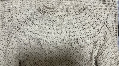 这次挖到的是一件针织长裙和一件浅卡其色中袖风衣，两件衣服状态都不错，尤其是风衣几乎可以称得上未使用品了。
物流也比预期中要快，纸箱里放了防震泡沫纸，保护我的衣服完好到达。
以后还会继续使用挖煤姬。