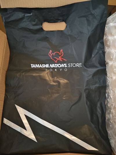 低价入曾经的海景房会限模型有多爽，带本体运输盒的初版危险兔坦，卖家甚至还把购买时的东京魂店购物袋给我寄过来了，也算是次东京魂店云购物了，三张的价格拿下全新未使用的国内四张多危险兔坦模型，真是怎么拍都帅