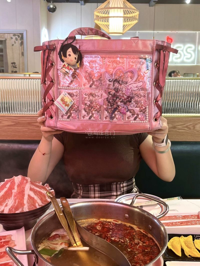 这次是在挖煤姬上购买的周边，从很久之前就想买了，刚好上个月在挖煤姬看到，价格非常划算加上优惠券捡漏真是开心！
我这次选择的运输方式，从选择运输到签收用了17天时间，对这个时效超级满意。
挖煤姬真的是一款非常好用的海淘软件，经常会有各种不同的优惠券。希望挖煤姬越来越好...