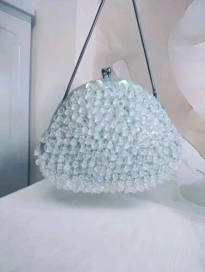 超级清新的颜色，仿佛可以闻到春天明媚阳光的味道
月光倾落，幻化为这一方精致手包
颗颗水晶如细碎星辰
水晶立体花朵串珠交织出梦幻轮廓
在光影里闪烁五彩光晕
轻提于手，仿若将星河的浪漫与优雅一并揽入怀中