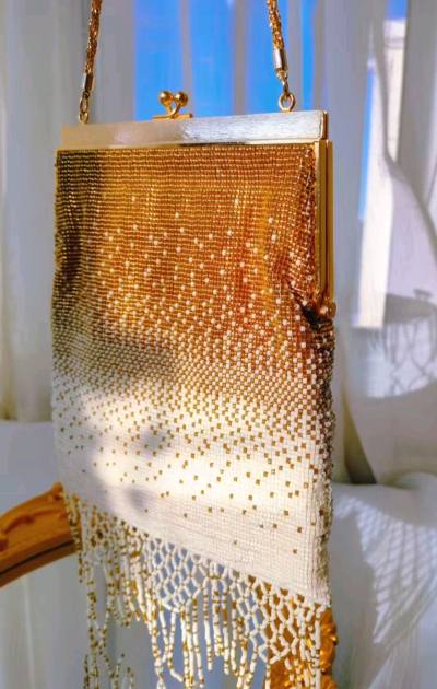 这只珍珠串珠包
全部手工缝制了细密串珠
很精致很有质感
珠子很细小
呈现一种超闪的光泽，绝美
整体非常高级
不得不惊叹手艺人的工匠精神