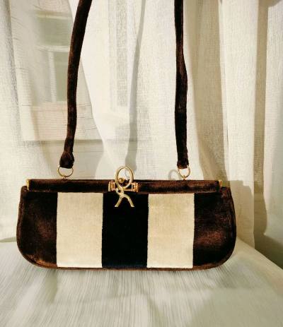 非常经典的丝绒R logo腋下包
黑色白色棕色拼色非常优雅
上世纪意大利老工匠和古董机器织出的丝绒，已绝版的艺术品
这种丝绒手感特别舒适