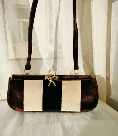 非常经典的丝绒R logo腋下包
黑色白色棕色拼色非常优雅
上世纪意大利老工匠和古董机器织出的丝绒，已绝版的艺术品
这种丝绒手感特别舒适