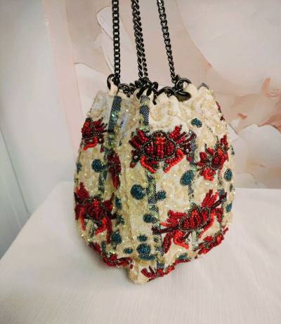 ZARA绝版重工螃蟹串珠包水桶包
非常可爱的小螃蟹水桶包
小螃蟹非常生动
是由好几种大小不同的串珠组成
包包炫彩亮片很闪
金属肩带很有质感
长肩带可肩背斜挎超方便