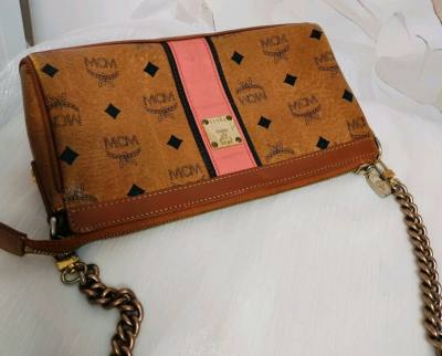 这次淘了一只mcm老花腋下包
经典花色，链条拼皮
时尚又舒适
包包成色还可以，价格优惠
随便背背还是可以的