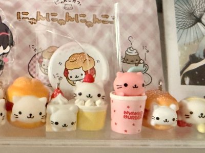 入坑sanx以后钱包飞走啦 每天就是逛挖煤姬 刷挖煤姬 下单挖煤姬 实物比想象中还要mini………不妨碍可爱！点心猫小摆件收集度90%！因为本人只吃不吐就浅浅收集到这里吧 只吃最喜欢的！纪念首次扭蛋端盒 熊熊这个ip在黑叉上一眼种草 犹犹豫豫差点没吃到一套 喜欢的东...