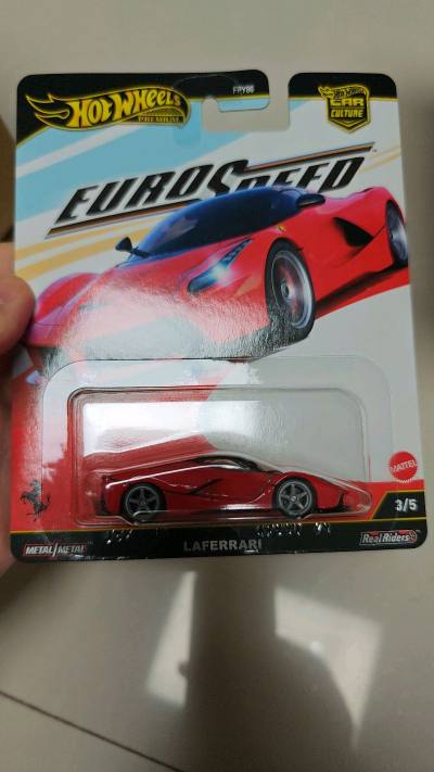 风火轮设计师为了把小车后视镜做到尽可能的还原，还特地花了好几周来琢磨出新的组装办法，然后又跟泰国那边的制造厂来回调整了好几次才达成了现在这个效果。