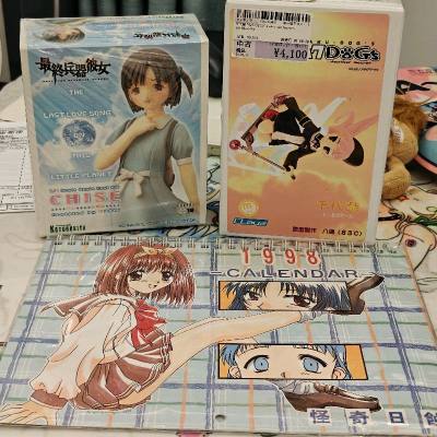 到手开箱吓了一跳，里面填充物特别多，东西被保护的都特别好，路途这么远，连日历都没有丝毫折损，满满的安心感！这次买到了特别好价的千濑日常服模型，状态还特别好！另一个模型也是我心心念念蹲了特别久的，虽然还没涂装好，但已经开始狠狠期待了！期待完成的那天~