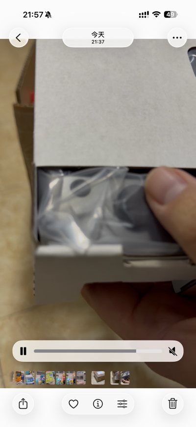 时隔16年，任天堂再一次以《宝可梦：明亮珍珠 | 璀璨钻石》为主题设计了一款Switch Lite，该限定机于2021年末发布，2022年初上市。机身全部采用金属灰色，背面印有珍钻的两只神兽，收到的机器是全新的，非常好。