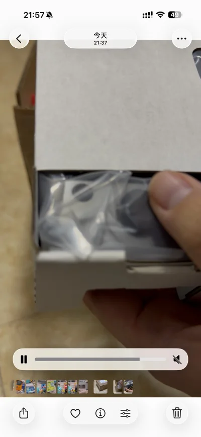 时隔16年，任天堂再一次以《宝可梦：明亮珍珠 | 璀璨钻石》为主题设计了一款Switch Lite，该限定机于2021年末发布，2022年初上市。机身全部采用金属灰色，背面印有珍钻的两只神兽，收到的机器是全新的，非常好。