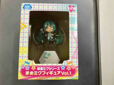 在挖煤姬淘到的初音未来Vol.1手办，包装拿到手就很完好，平台打包得特别严实，连盒子边角都没磕到~衣服的配色和小配饰都还原得很到位，连手里的麦克风都做得很精致！底座带的星星装饰也很可爱~