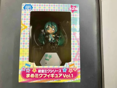 在挖煤姬淘到的初音未来Vol.1手办，包装拿到手就很完好，平台打包得特别严实，连盒子边角都没磕到~衣服的配色和小配饰都还原得很到位，连手里的麦克风都做得很精致！底座带的星星装饰也很可爱~