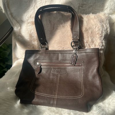 十一月使用挖煤姬购入了一只coach中古包包！成色很不错！整个包都是牛皮材质的，非常耐用！托特包包型很百搭！深棕色特别适合秋冬！会继续使用挖煤姬买买买的！
