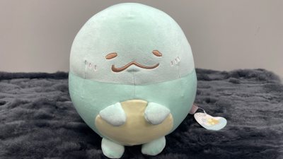 治愈系二代大水龙到了！！真的好大，也超级柔软。跟小号放一起拍照，就像是爷爷带着孙子qwq充满了慈祥的感觉～抱花小狼也特别萌！