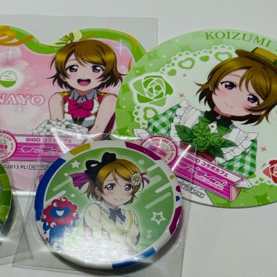 Koizumi的柄图也太甜了吧? 粉绿配色嫩得能掐出水，徽章+吧唧的套装连包装都印着GIGO咖啡的限定标，拿到手质感绝了，完全是日向那种元气甜妹的感觉~包装严实到我拆快递都小心翼翼，速度比想象中快好多，现在就是一整个幸福到想转圈?