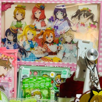 花阳15周年的亚克力票根也太会了吧——嫩绿色调配小草莓花框，连GIGO咖啡的限定标都印得清清楚楚，拿到手质感透亮到能当小摆件！包装裹得严严实实，漂洋过海一点划痕都没有，物流速度比我蹲开售还快，现在就是抱着票根疯狂欣赏花阳的甜妹脸?