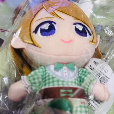 花阳这个娃娃也太软萌了吧——浅金头发配金边绣线，蓝眼睛亮得像装了星星，绿格纹裙的细节连小腰带都做得超精致！裹在塑封里完完整整，到手一点没压变形，软fufu的手感好到想rua一天！物流快到我刚补完尾款就收到，这波谷子开箱幸福感直接拉满?