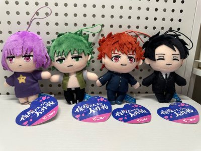 我这次入了好几款可爱的毛绒周边和《间谍过家家》的谷子，先来夸夸质感！迪士尼达菲家族的毛绒包摸起来软乎乎的，绒面特别细腻不扎手；夜樱大作战的挂件做工很精致，角色表情还原度超高；还有那只变装Hello Kitty，小衣服的缝线都很整齐~

另外《间谍过家家》的阿尼亚钥匙...