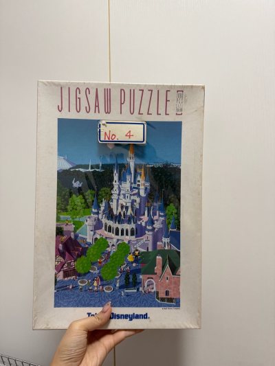 已经好一阵没收到竹蜻蜓了（其实只有一个星期）这次箱子也只有一幅图！是东京迪士尼的灰姑娘城堡，1000片，这幅图好好看！