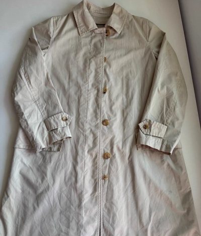 自从在挖煤姬入了雅虎日淘的坑就像是进入了一个大大的花园里面挖呀挖呀挖，这件mh的风衣初遇到时没想着能好价捡漏，毕竟这么有品牌特色，超经典的款式，结果没想到鏖战几轮就拿下了，开心