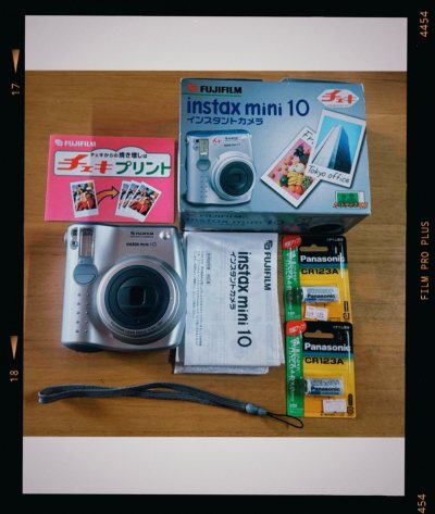 想买台随身听来拍照，价格又不能太贵，刷了好久，捡漏了一台随身听，太喜欢啦。还有富士古早的拍立得，物流和包装依然很好，继续支持。