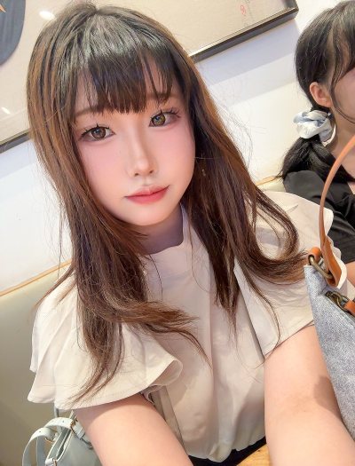 出于代购比较贵，于是我就在这上面买了，稍微比代购要便宜几十块钱，大概等了半个月就到货了网上的宝宝们说grl质量不好，到货后发现真的太香了，买了两条包臀裙，非常的收腰身材，我的肩宽41算是比较宽的吧，居然穿上显得很娇小。我会一直支持挖煤姬的！！嗯！