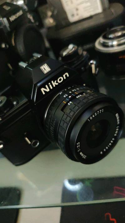 最近比较痴迷尼康的老胶片机，为了一个35 2.5的镜头买了一堆机器，50定各种版本已经好几只了，停不下来，根本停不下来。哈哈。