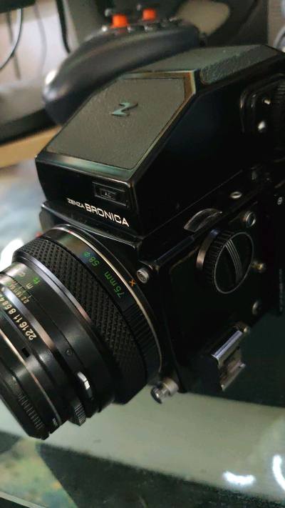 收藏了那么多相机，主要当摆件居多，所以造型越是怪异，越好看，各种复古的感觉扑面而来，这次的灯就是这样，虽然不能用，但是上个机器当个道具妥妥的。