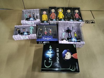 很好的卖家 我收到的Coraline除了08年雨衣款由于时间原因雨衣有损伤 其他的都挺好的 特别是SDCC款非常新 粉盒保存的都很好