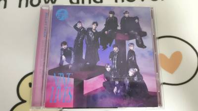 这一单买了专辑和小卡！
主要是蹦着小卡去的。。。顺毛少爷真的太美了你知道吗（主要就蹦着这张去的）不过ninelives打歌这一套就比较一般吧，感觉拍的不合我胃口但是我会溺爱^^！