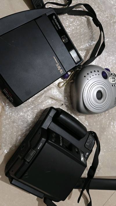 终于收到了海淘的拍立得，心情非常激动！这次购买了三台分别是mini20，fotorama系列的slimace以及Ronoace，成色比图片上看的还要新，机身只有些许几乎不可见的存放痕迹。卖家包装得非常仔细，里三层外三层用了很多气泡膜，让人很安心。我迫不及待地装上电池...