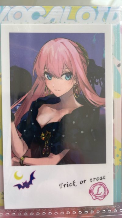 收到了煤炉淘来的宝贝！吧唧徽章光泽太美了，立牌做工精细，拍立得照片更是氛围感拉满。这次购物超级满意，每件小物都完好无损，性价比超高～下次还会继续挖宝！