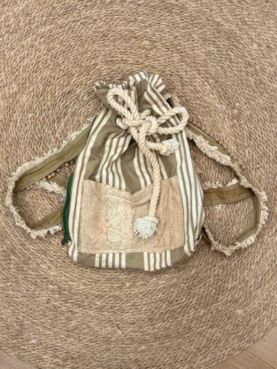 这次真的淘到爱情了。寻找这个双肩包1年了，终于在一个晚上看到了它，虽然它藏的很隐秘我用了各种关键词哈哈哈哈不过得来全不费工夫