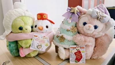 这组迪士尼冬日毛绒太戳我啦！奥乐米拉裹着软fufu的围巾抱小雪人，玲娜贝儿依偎着圣诞小树，细节满是冬日氛围感，毛绒软乎乎超好rua，圣诞氛围直接拉满，真的越看越喜欢！