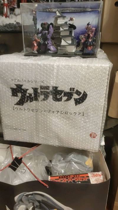 大怪兽《追击海底基地》阿伊安洛克斯军舰机器人，赛文奥特曼大战军舰，盒说全新，内包完好，PLEX正版，大型戏画稀有绝版货，高度20-29cm，零部件齐全，配件全，收藏价值高！是2009至今大戏画里唯一一款还原影片场景的大手办！