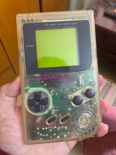 收到后发现附带的卡带一共9张，比原来8张还多了一张，看来卖家多送了一张卡带真的谢谢！机子状态非常好，这次的透明gb和卡带都非常满意！