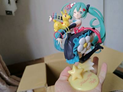 朋友生日，偶然和朋友当天逛展子看到taito初音的景品要一百二，便推荐他和我一起买，去开馆子时刷刷煤炉完美找到六十的两个初音，一张的代价拿下两个初音的景品，很赚，很开心