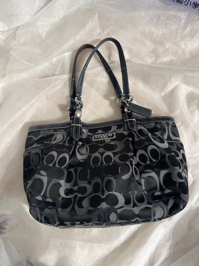 拿到手迫不及待开箱拍照
阳光下闪闪的一只
尊嘟不要太好看
成色很好 包装发货也很好
物流迅速 下单过程顺利
夸夸挖煤姬 