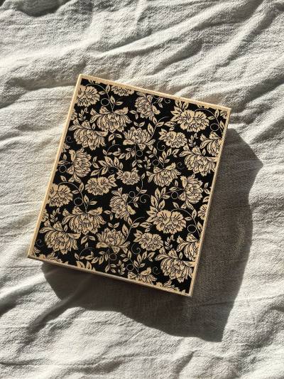 这两枚印章纹样精致繁复，黑金配色衬得花卉纹路典雅又复古，细节打磨得超细腻！挖煤姬海淘太靠谱了，选品全、物流稳，包装严实到印章毫无磕碰，到手质感比预期还好，海淘体验直接拉满！