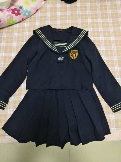 闲来无事下载了挖煤机，本意是想找买不到的古早lo，没想到发现这么好看的水手服，又可爱价格也不是特别贵！第一次没经验，历时一个月终于到手！开包裹的时候特别开心！很喜欢嘿嘿

衣服非常干净 没有瑕疵 很安心 而且煤炉邮费也太便宜啦 积分抵扣下来个位数！！！ pt也有很多...