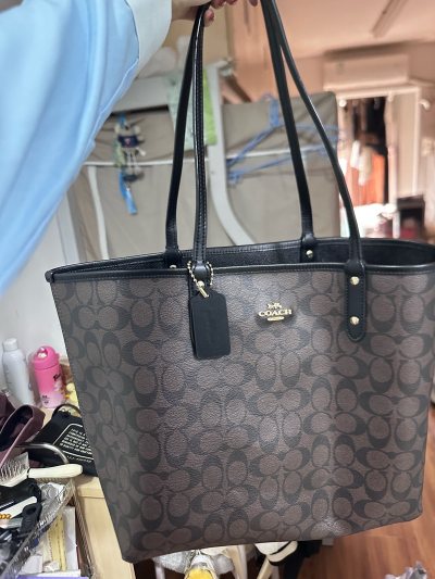 第一次在挖煤机买包包 一直反复看了很久，终于拿下了这个蔻驰的推特， 双面City33 容量比我想象中大很多 。能装很多琐碎的东西， 建议自己配个内胆 ，让包包更有型? 等待时间有点久， 不过支付邮费税费之后的物流特别快。 而且包包质感真的很好！！