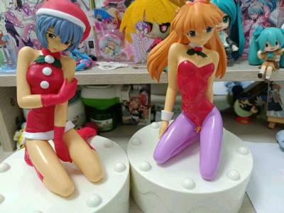 买了一些明日香和绫波丽的圣诞景品，在等一个月又可以拿出来了TUT还有一些魔法少女小圆的同人和电影特典，超级大的色纸，比A4小一点，中间的麻美学姐小小一只。还有一个以前的产品的帆布画